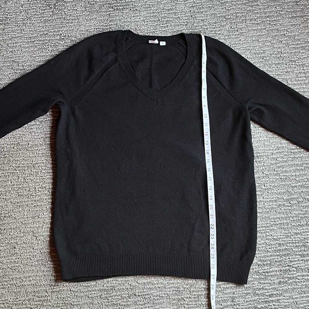 Gap Women’s Black Classic V-Neck Sweater Size S